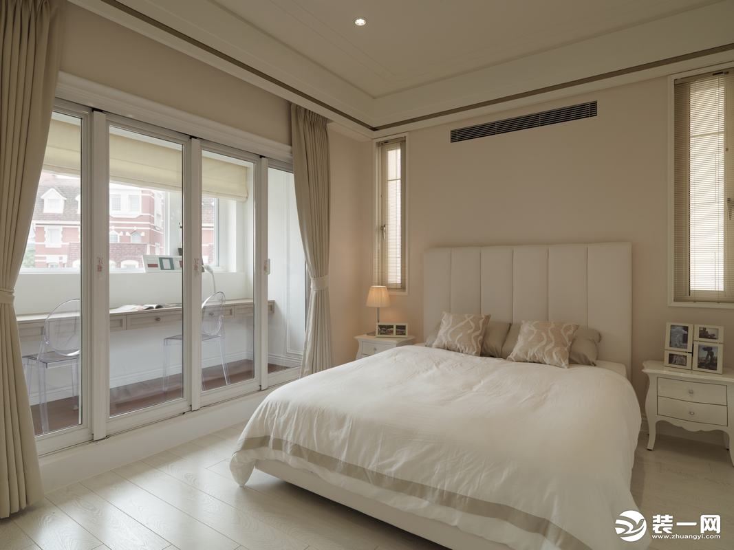 卧室整体配色以温柔细腻的低饱和浅色系为主，营造出通透、温馨的空间，让人直接想躺下，放松身心的感觉。