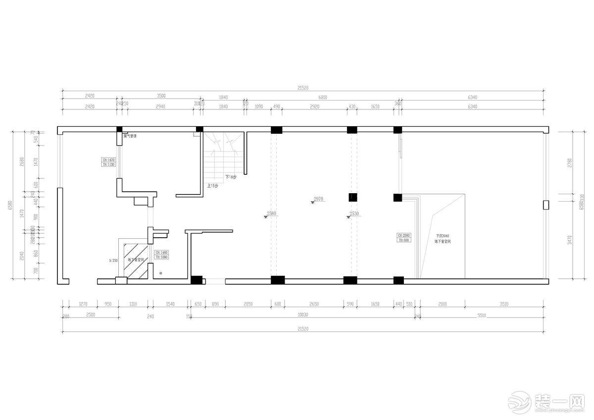 原始户型一楼呈长方形，内部空间分明，大客厅做挑高设计，让空间更加通透；