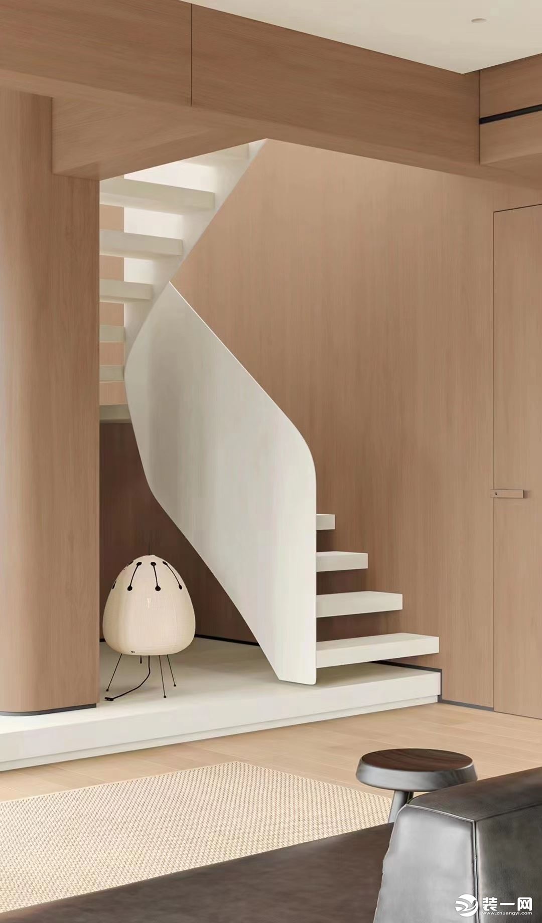 楼梯做旋转式设计，白色台阶与扶手搭配木制墙面与墙柱，时尚简洁又充满大自然的感觉，楼梯下搭配趣感装饰品