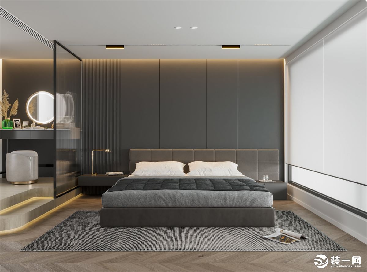 主臥以棕色木制板做地面設計，增加室內質感與格調感，平面吊頂結合無主燈，更顯空間通透。灰色質感護板墻增