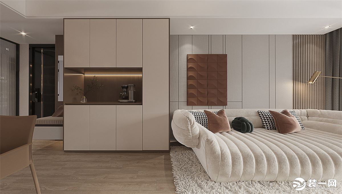客厅选用木饰面做地面，让空间更加简约与舒适，奶白色沙发靠近墙面做摆放，质感灰色护板墙增加栅格竖纹，拉