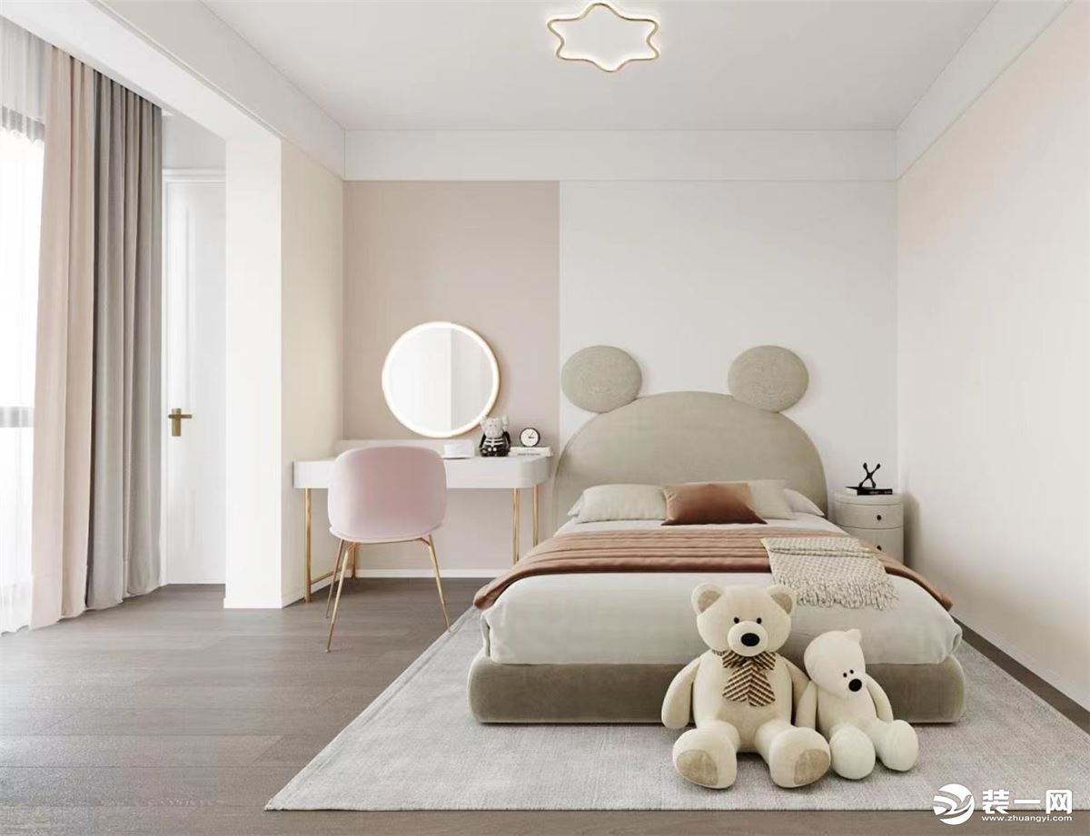 女儿房2整体风格更偏向于简洁，墙面以双色乳胶漆做拼接，白色与粉色调更显空间简洁与柔和。带有熊耳朵的床