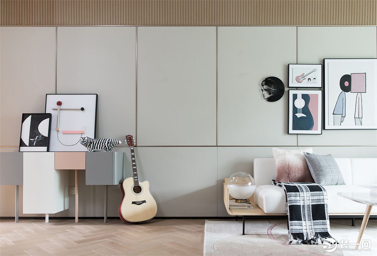 客廳的軟裝家具，選用了一個白色絲絨沙發，還有些小配件豐富了視覺層次感，讓整個空間更加精致。