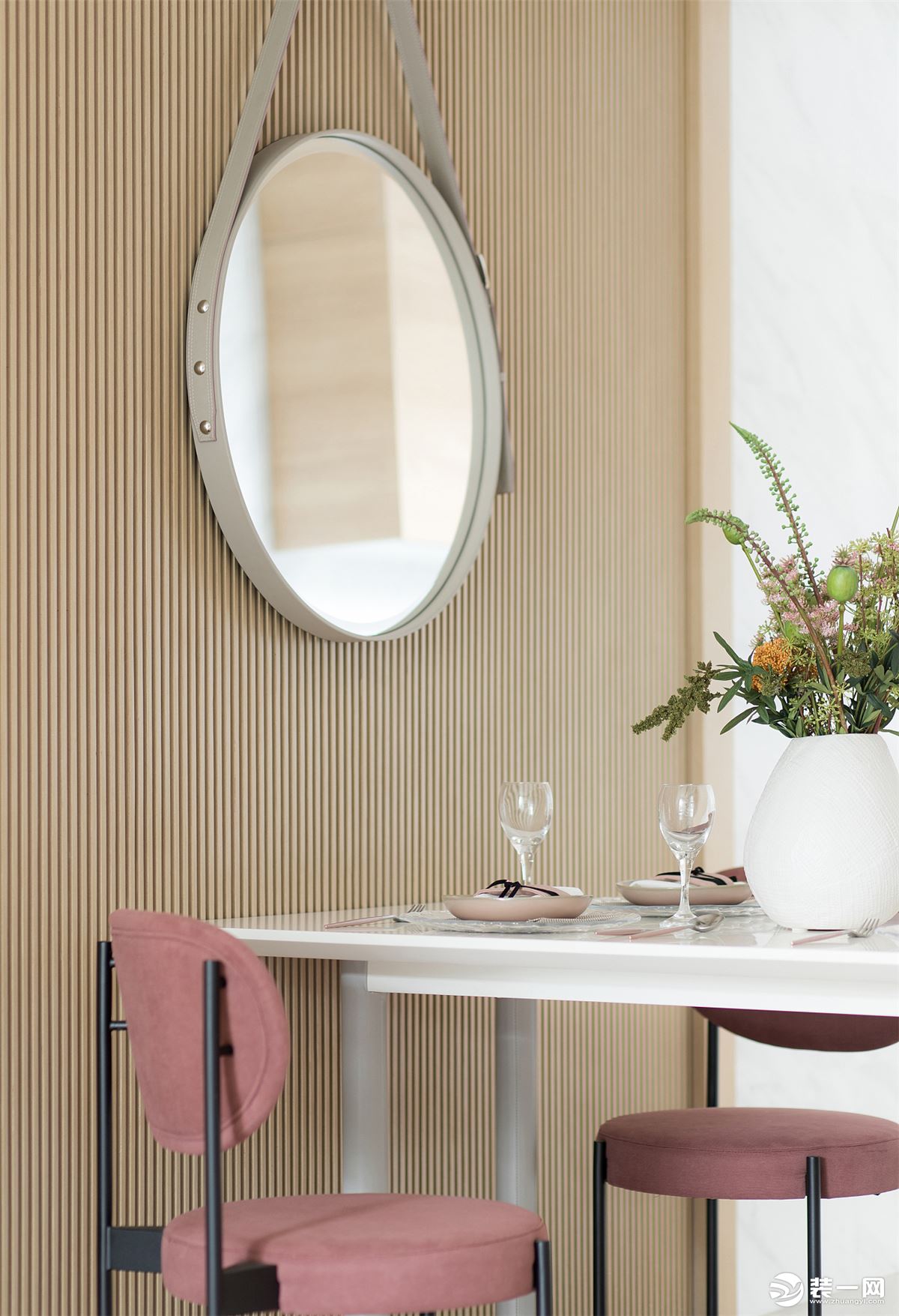 餐廳部分的設計，大理石餐桌輕奢感滿滿，好看又實用。粉色的餐椅，坐在上面用餐，心情都會變很好~