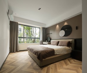 卧室地面采用人字拼接地板设计，黑色的踢脚线环绕着墙面。整体以深咖色和白色为主，营造出安静的居住空间。