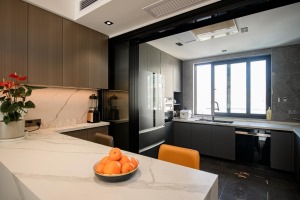 厨房设计的是开放式的，橱柜是灰色的设计，白色的大理石台面干净而整洁。在沟通时得知我的业主偶尔也会有烹