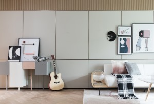 客厅的软装家具，选用了一个白色丝绒沙发，还有些小配件丰富了视觉层次感，让整个空间更加精致。