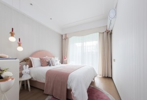 房间以奶白+浅粉色为基调，营造温馨软糯氛围感的空间，浅色软包床+造型独特的吊灯，有种误入童话世界的感