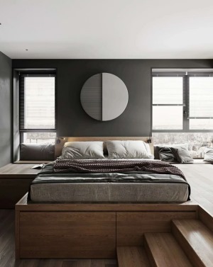 卧室拥有大面积的窗户采光良好，榻榻米的设计创造了闲适优雅的空间