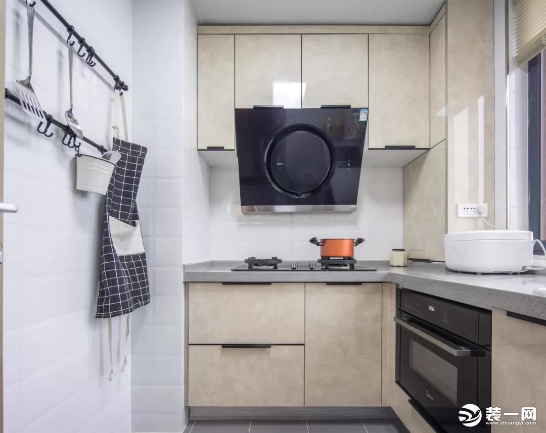 ▲小厨房在灰色地砖+白色砖墙面，整体文艺的空间搭配上独特的木色橱柜，呈现出一个自然雅致的空间感。