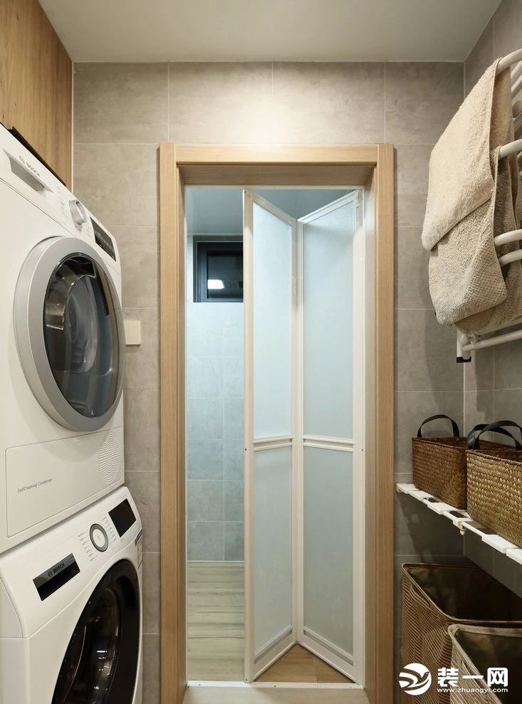 ▲ 洗衣房叠放的洗衣和烘干机，是很好的摆放方式。淋浴间选择了白色折叠门，自由分隔空间，美观又大方。