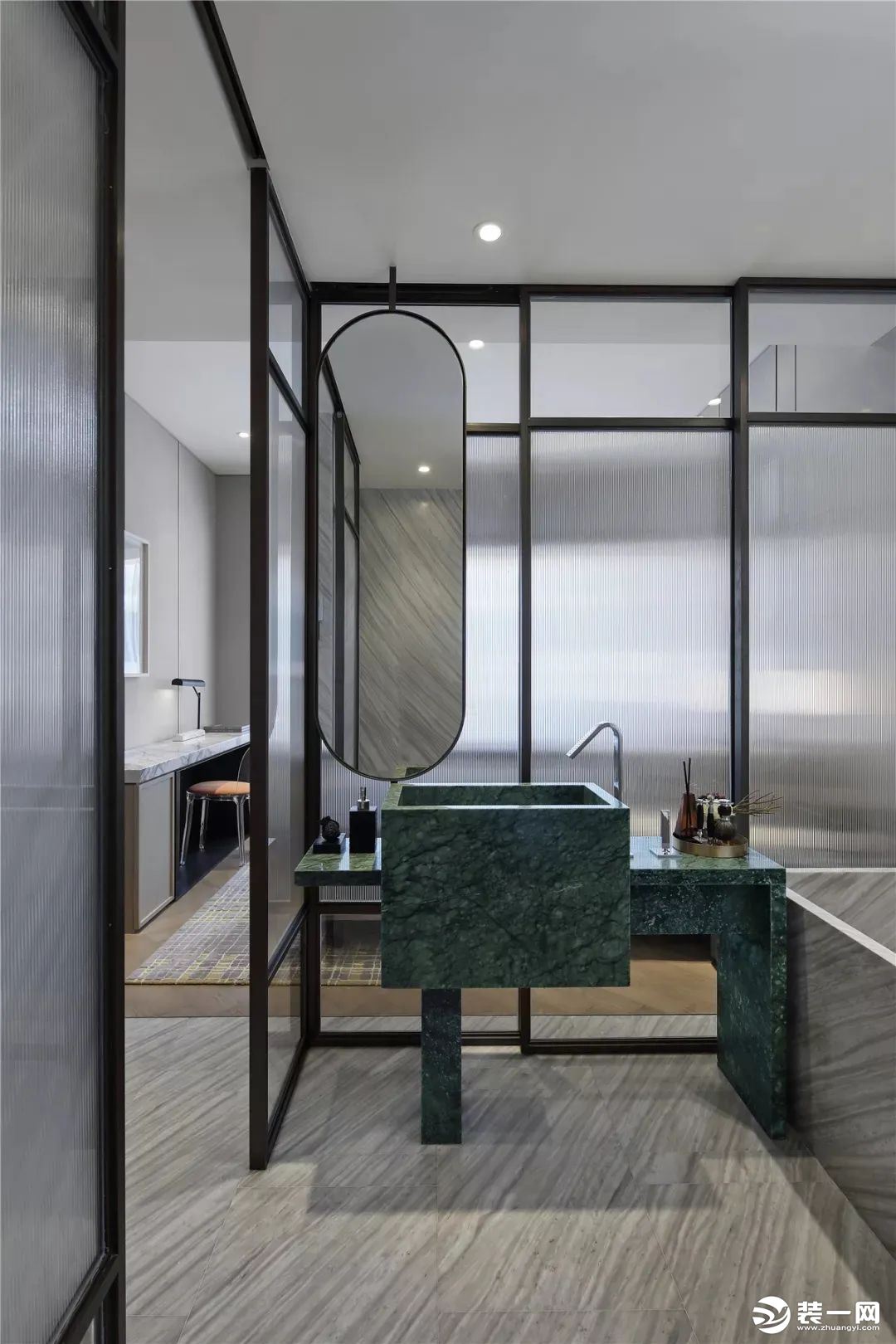 主人房的卫生间以长虹玻璃为隔断，装上绿色大理石质感的洗手台，提供了一个时尚优雅的卫浴空间。