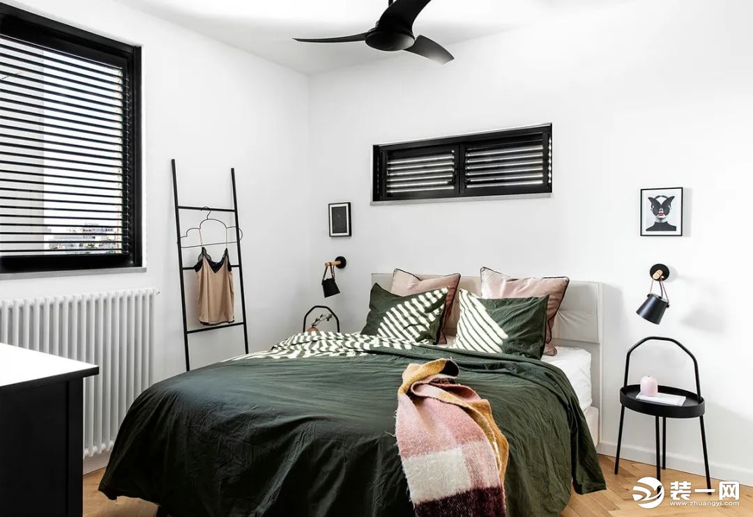卧室整体简洁的氛围，布置布艺床与墨绿色的床单，黑色的窗户、风扇灯与床头柜、衣帽架等布置，也让睡眠氛围