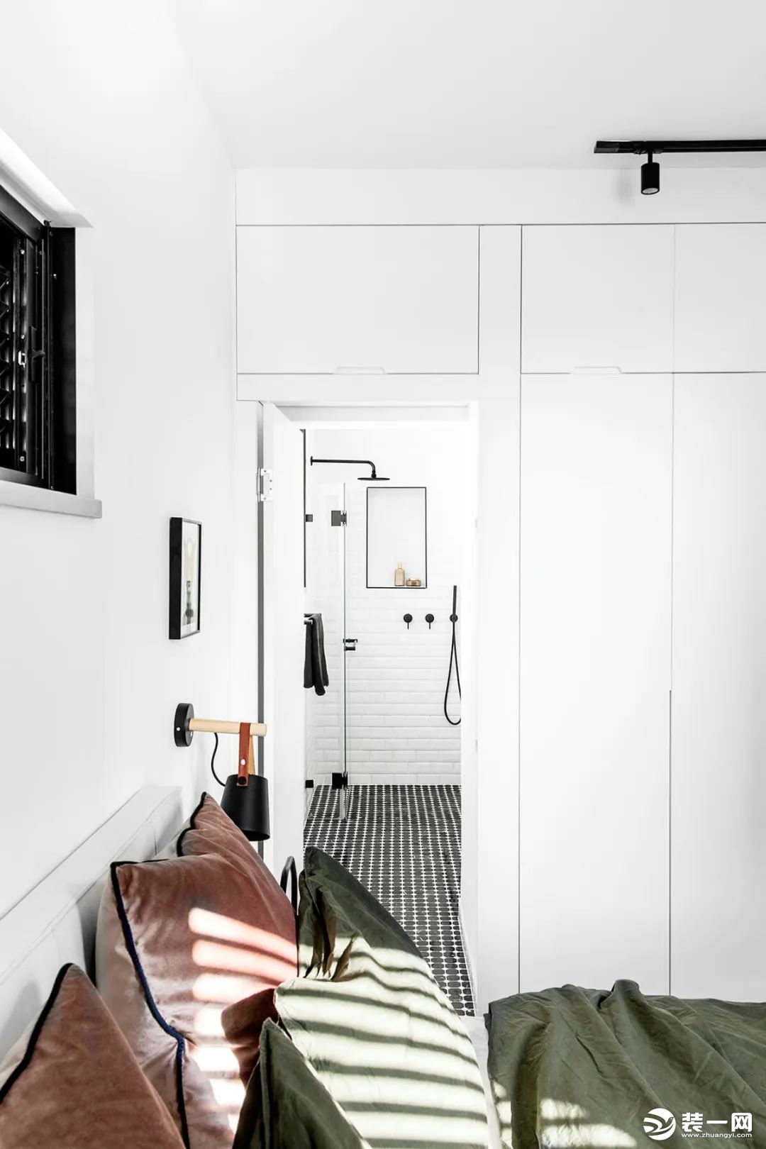 极简的衣柜，靠里侧的柜门是通往主人卫生间的隐形门，极简的设计显得巧妙而精致。