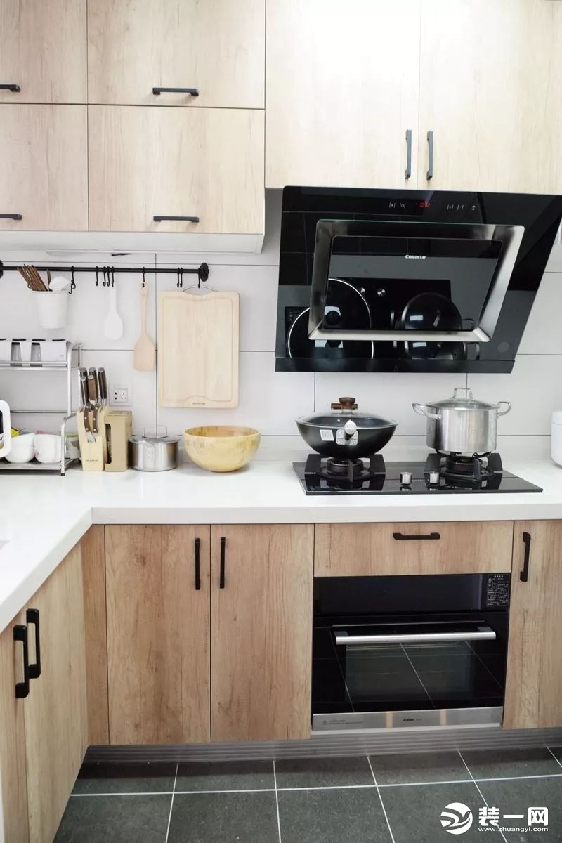 厨房空间比较小，采用L形厨房设计，剩余空间还是勉强够用的，而且烤箱啥的都有了，小空间也不影响生活品质