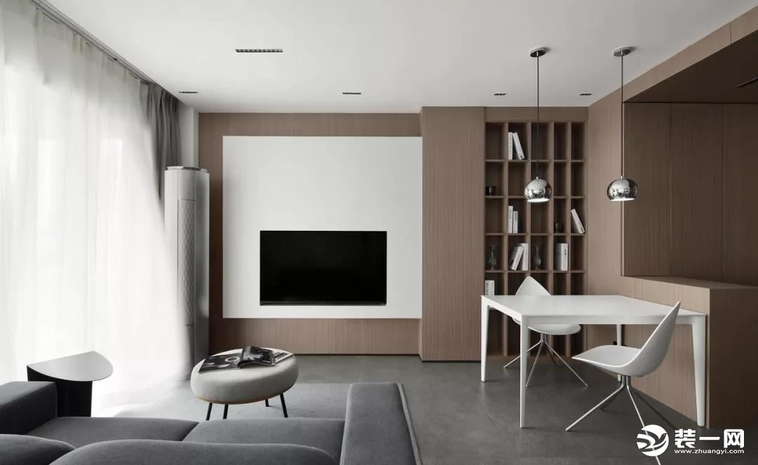 客厅设计非常简洁，纯白与木质搭配，墙地做了一定变化与呼应，层次清晰。