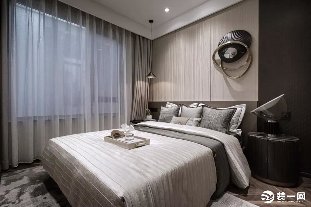 经典的意式风格的家具结合现代极具品质的床品提升空间 的高级感