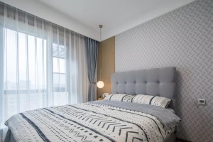 ▲素蓝色窗帘+纱帘，搭配在浅灰的空间里，呈现出简约自然的舒适。