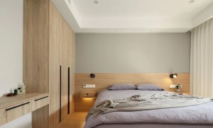 ▲ 主卧床头背景运用了半高护墙与墙纸相结合，灯光的装饰让整体空间更丰满。
