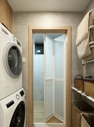 ▲ 洗衣房叠放的洗衣和烘干机，是很好的摆放方式。淋浴间选择了白色折叠门，自由分隔空间，美观又大方。