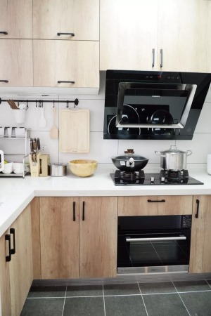 厨房空间比较小，采用L形厨房设计，剩余空间还是勉强够用的，而且烤箱啥的都有了，小空间也不影响生活品质