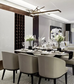 餐厅中白玉大理石肌理的桌面自然袒露，皮革质感的现代餐椅坐感舒适自然。