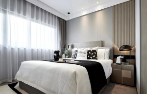 卧室内全景落地窗把自然纳入空间。稳重的咖色搭配柔和的灰白，品质精致的床品面料触感自然柔软，皮革质地的
