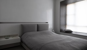 房间延续了主空间的灰白色调，家居功能性合理的融入各个空间角落，让空间更具实用性