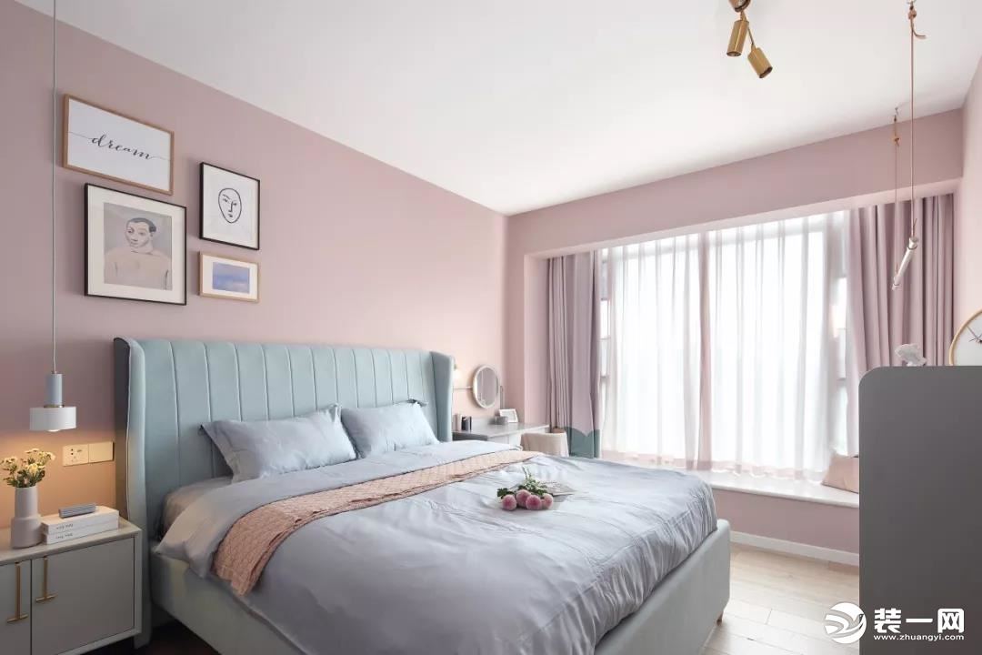 主卧在粉色调的空间基调之上，搭配灰蓝色的布艺床及床品，给人以浪漫闲适的轻松感。
