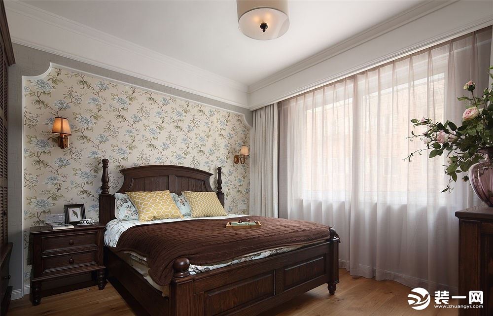 主卧选用了清新素雅的花作为床头背景，与舒适的床品相呼应。美式吊灯与壁灯营造温馨的睡眠空间。