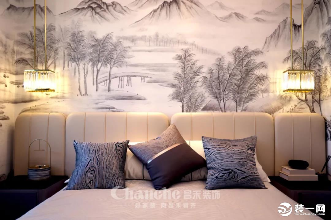 次卧端方优雅的底色与中式设计相结合，简而素，淡而雅，背景墙的山水墨画点题，抒写诗意风华；