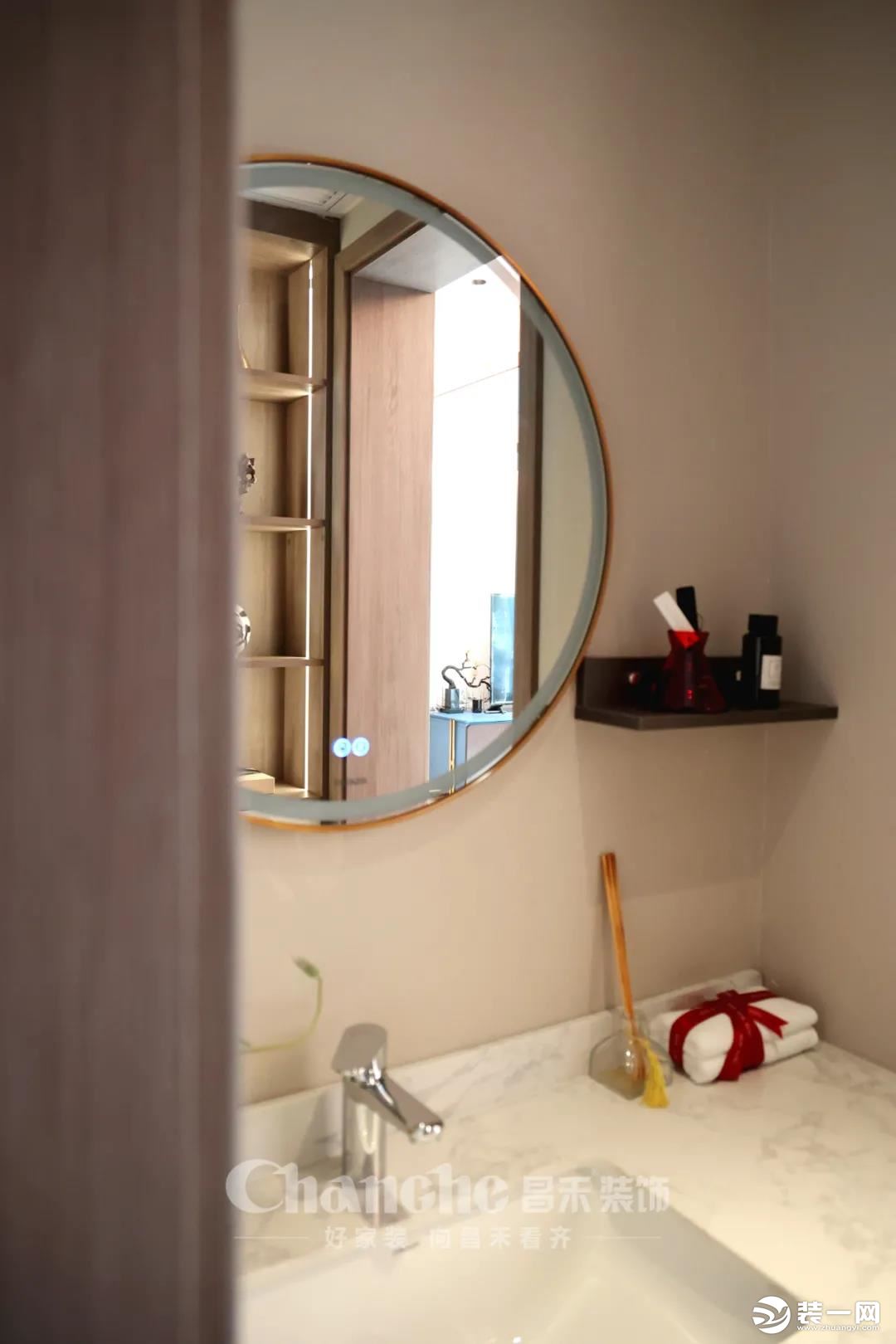 宽敞的卫浴空间，设计上以实用和节约空间的收纳为主，干湿分离的设计，简约不失大气。