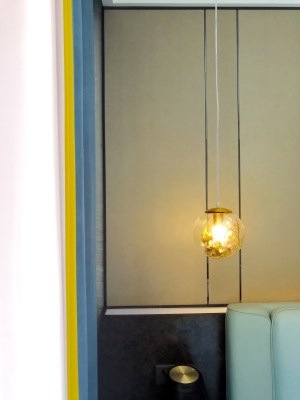 银川装修：经过个性吊灯和撞色窗帘的巧妙搭配，为空间带来独特的个性与使用的舒适性。