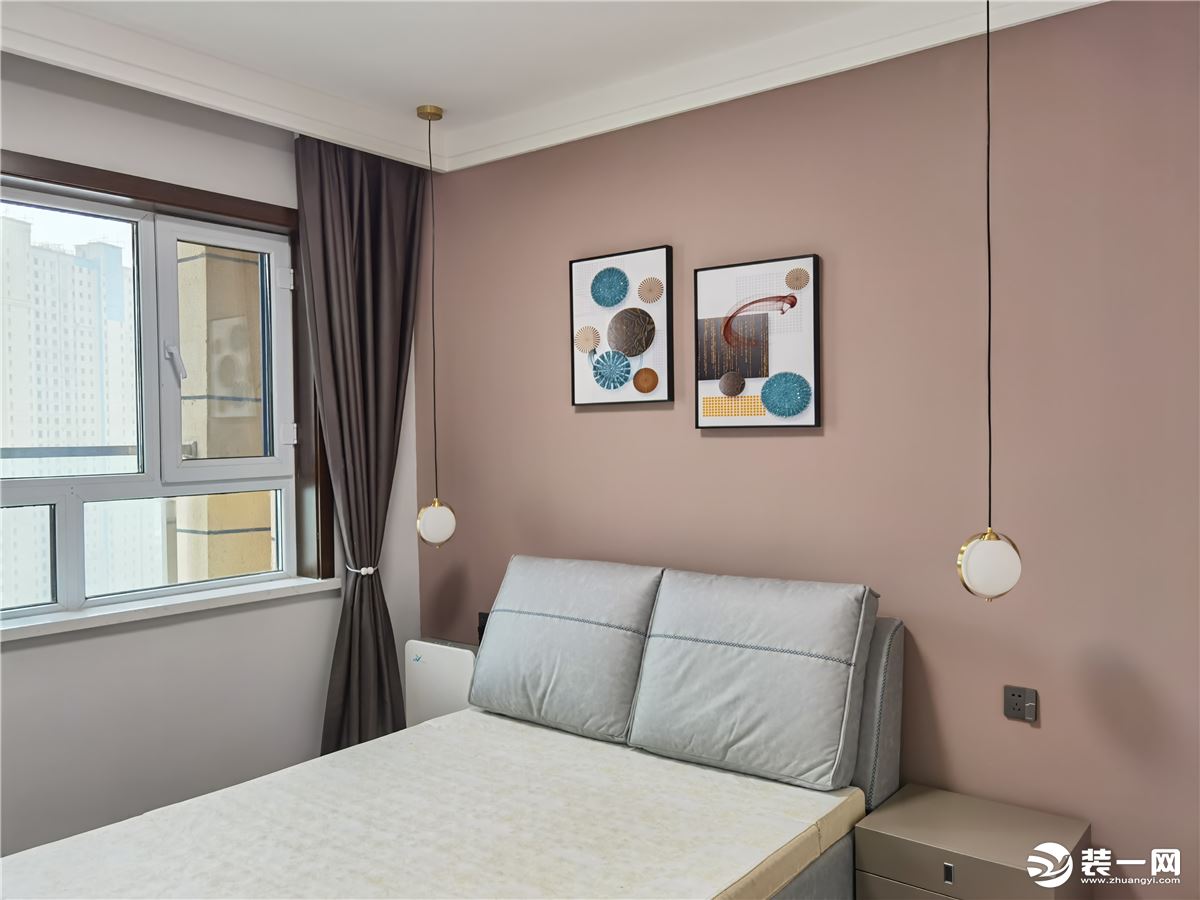 .主卧室墙面和客餐厅做出明显区别，大胆采用了褐珊瑚色乳胶漆，营造出卧室温馨、舒适、柔和的氛围。
