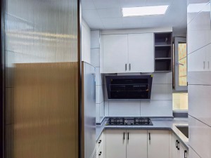 .使用非常流行黑色窄邊鋁合金邊框+長虹玻璃做廚房隔斷，簡單漂亮。