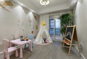 儿童房是小朋友的独立空间，要给孩子一个童年的氛围