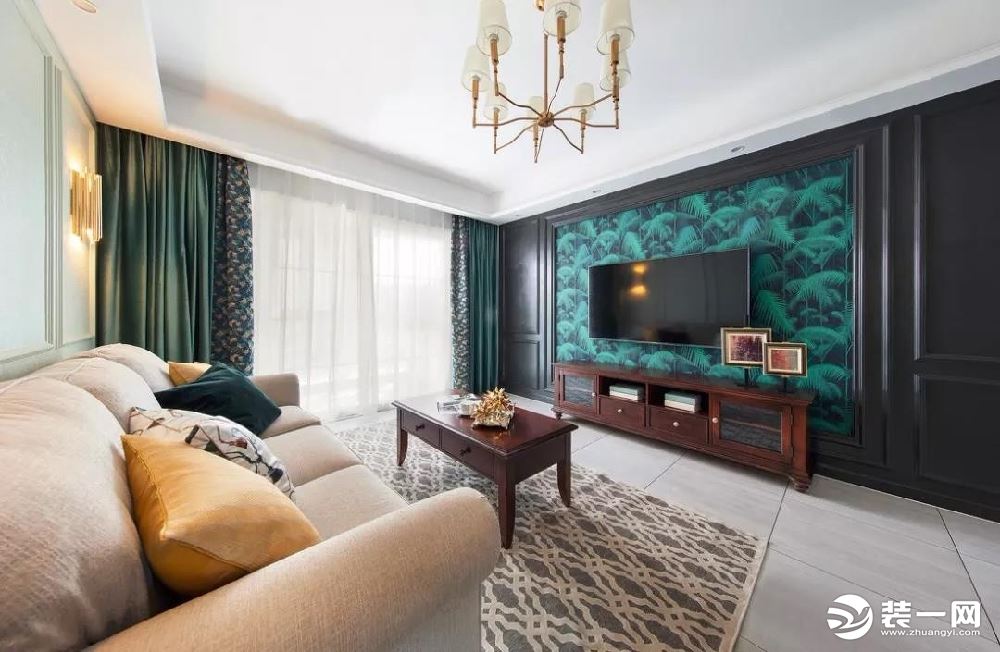 客厅优雅而安定，深浅分明的绿色调既能气质温婉，亦能深邃阑珊，营造令人放松的惬意空间。