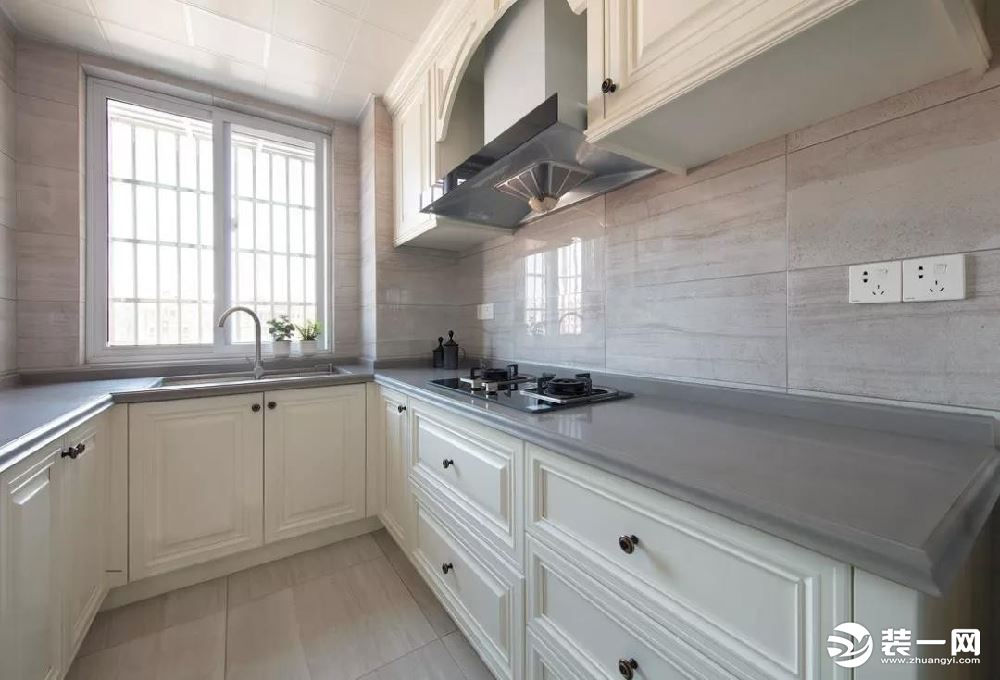 厨房整体选用灰色与白色为主调，构造一个纯净明亮的空间，石材自带的花纹也更添一份自然与别致。