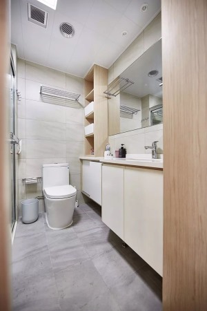 小卫生间也要干湿分区，大镜子使空间看起来更大。