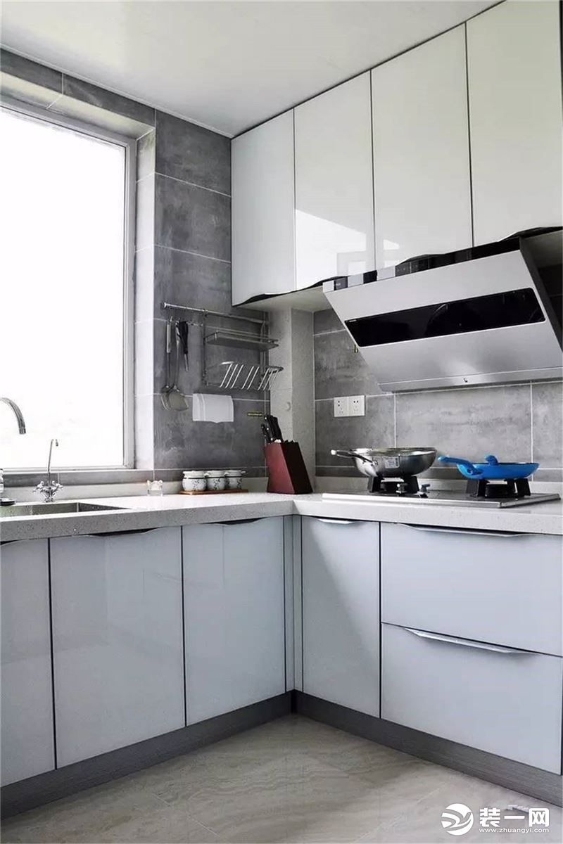 ▲ 灰色和白色的厨房更体现现代生活，毕竟厨房的实用性更强
