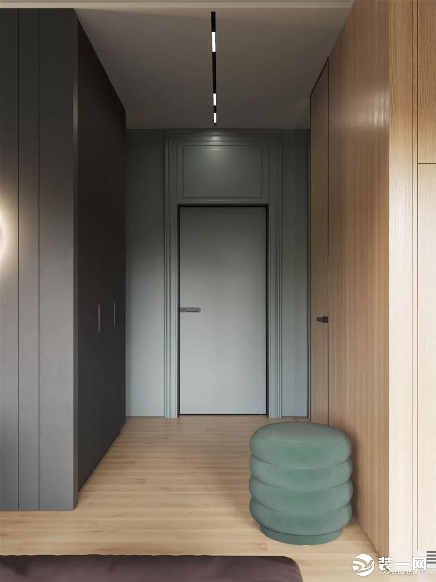 入户玄关由两个不同材质的嵌入式壁柜组成。