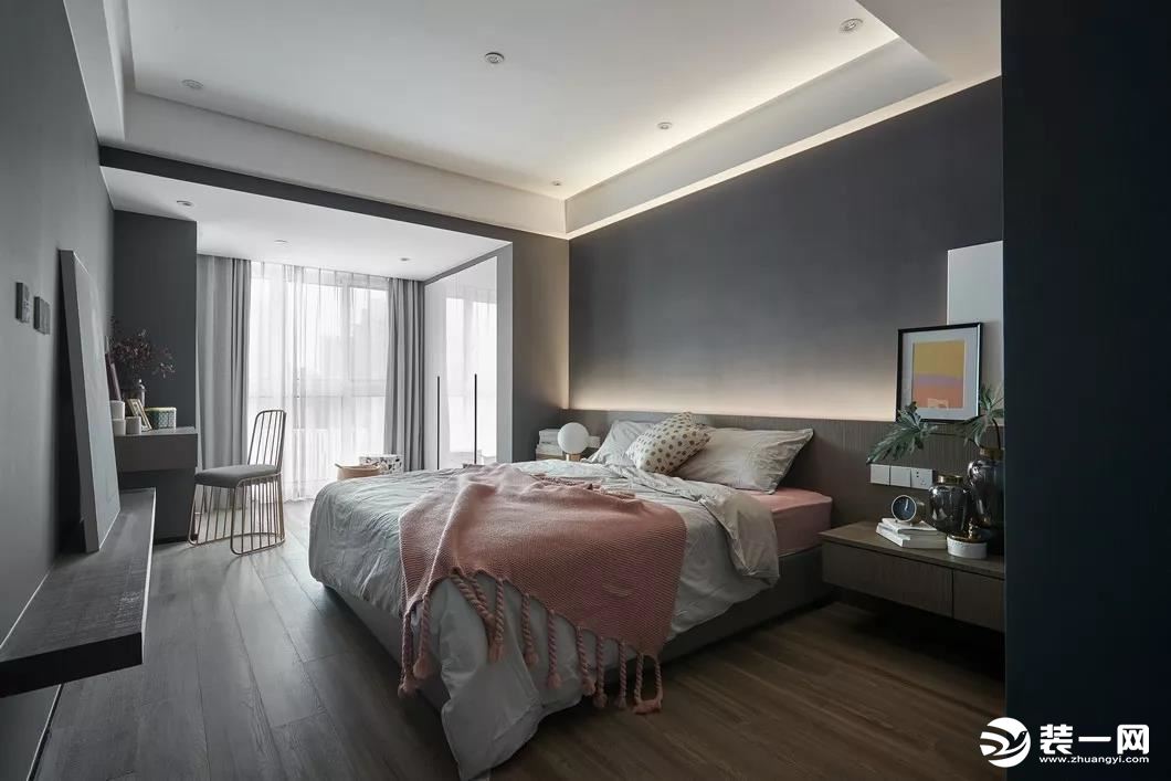 卧室在用色原则上与全屋保持一致，床头板和吊柜都是定制的，缝灯制造意境，充分展现出和谐统一的美感。