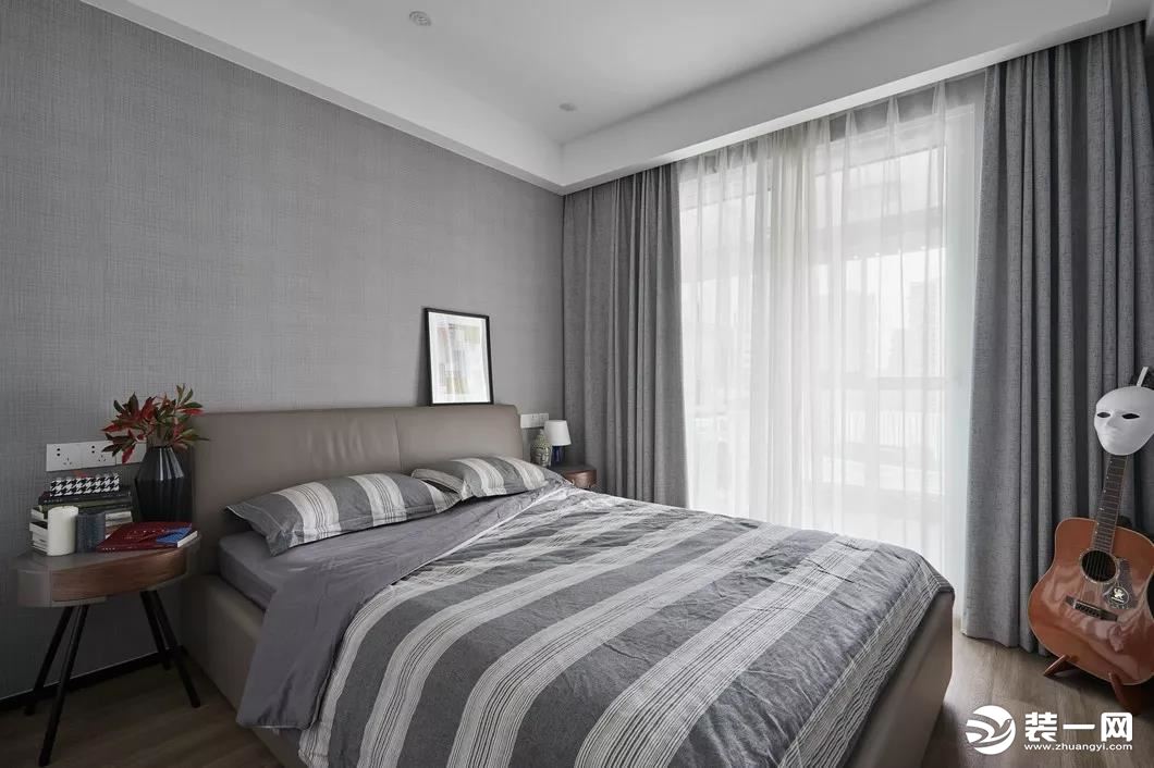 次卧采用和主卧一样的风格，吊顶、灰色墙面，床头柜，优雅有简约。