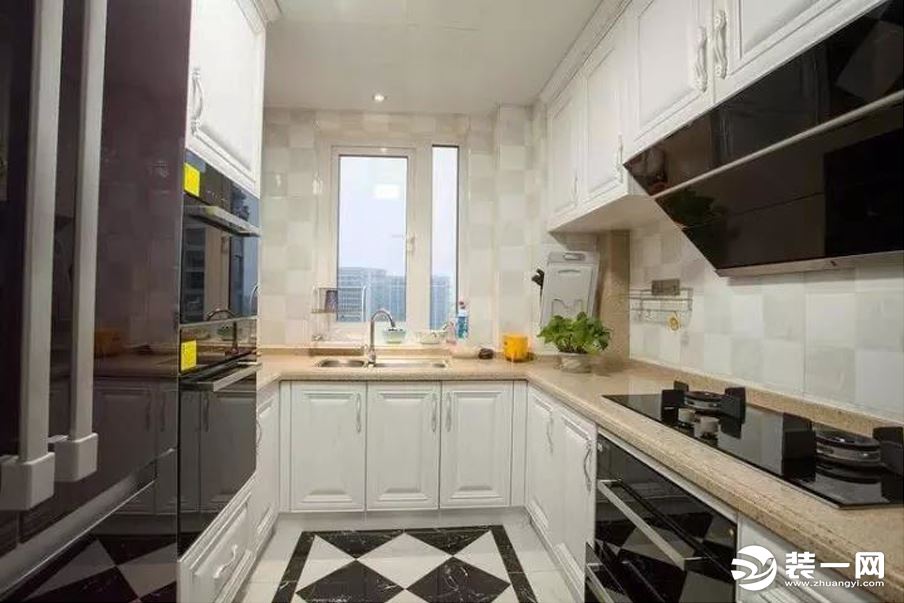 厨房布置白色橱柜、黄色大理石台面，采用和卫生间类似地砖，自然又明亮