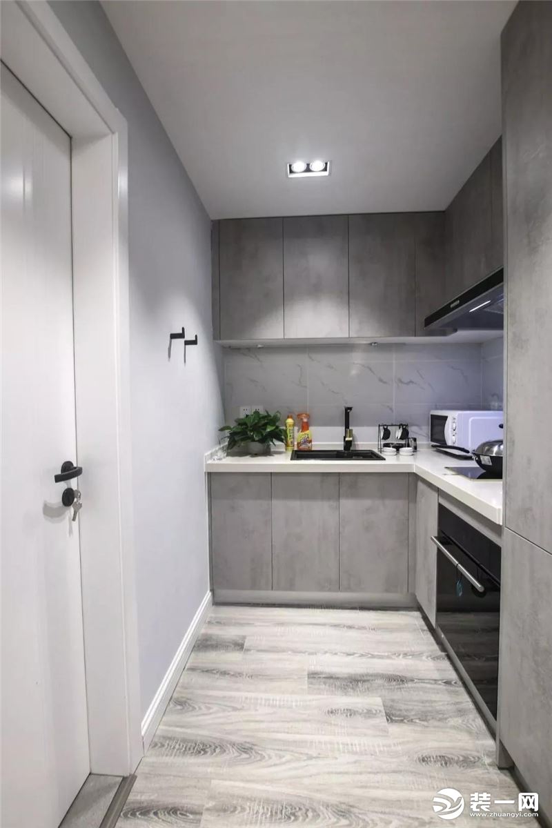 开放式的L型小厨房，现代感的灰色主调，优雅而有质感，现代轻奢感便油然而生。