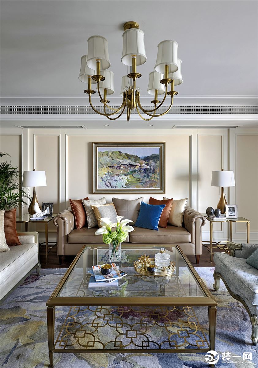 客厅以素雅的色彩为肌理，配合金属饰边的家具及摆件，简洁而利落地诠释了现代美式的奢雅魅力。