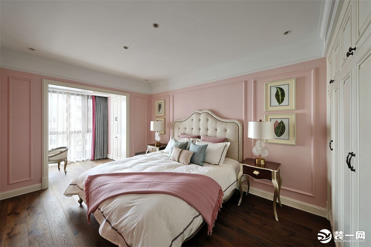 公主房以淡粉色为主色调，促使空间产生了柔软细腻的情绪氛围，似梦似幻间很好的体现了少女之气的娇艳和浪漫