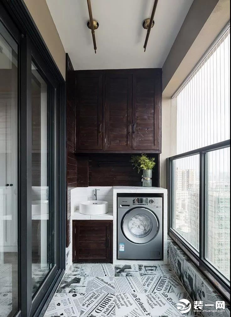 阳台柜巧妙地将洗衣机和收纳融合在一起，别具一格的地砖丰富了空间的层次感，流露着美式摩登复古的气息。