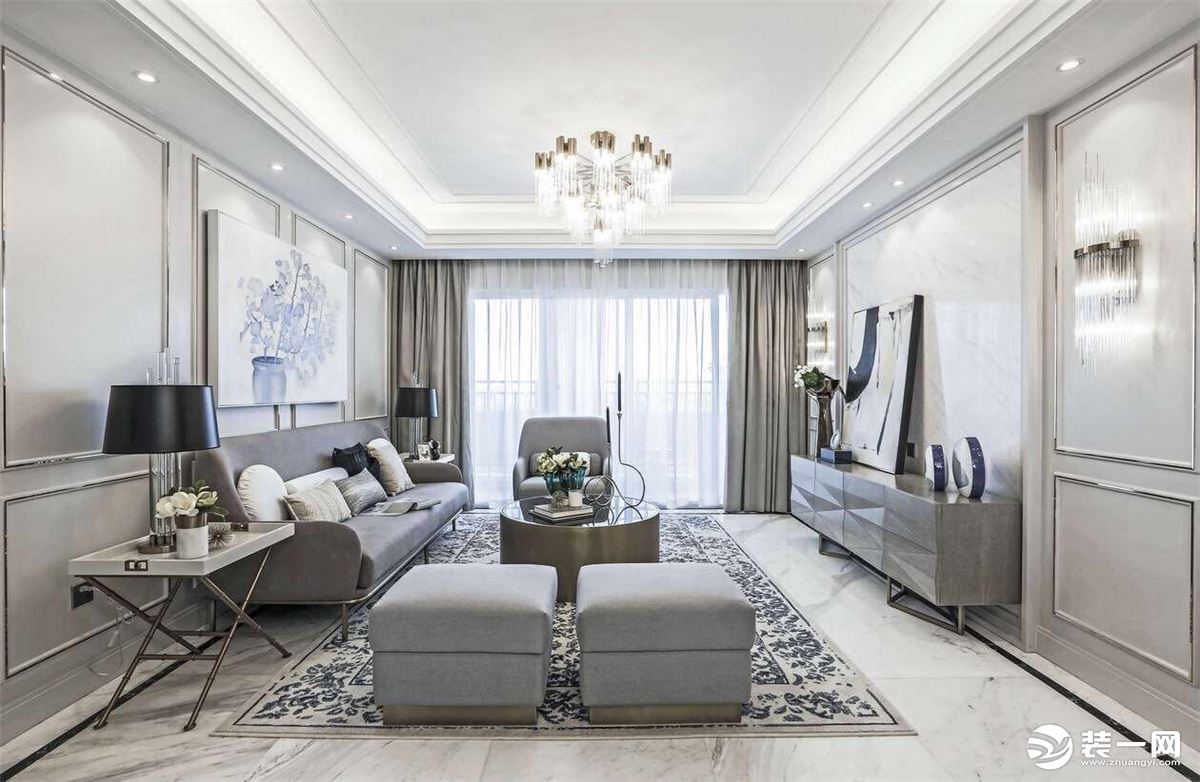 沙发背景为美式特有的护墙板线条，电视背景搭载爵士白大理石，木质纹路线条得以提升效果。
