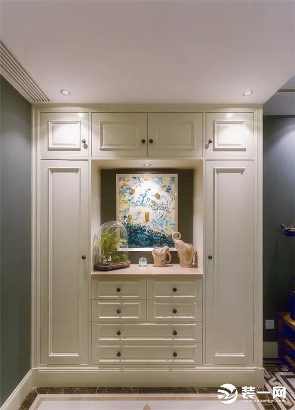灰墙+白色内嵌柜，入室打造简洁时尚的玄关端景，装饰性实用性全都有，柜门设计还很有造型。